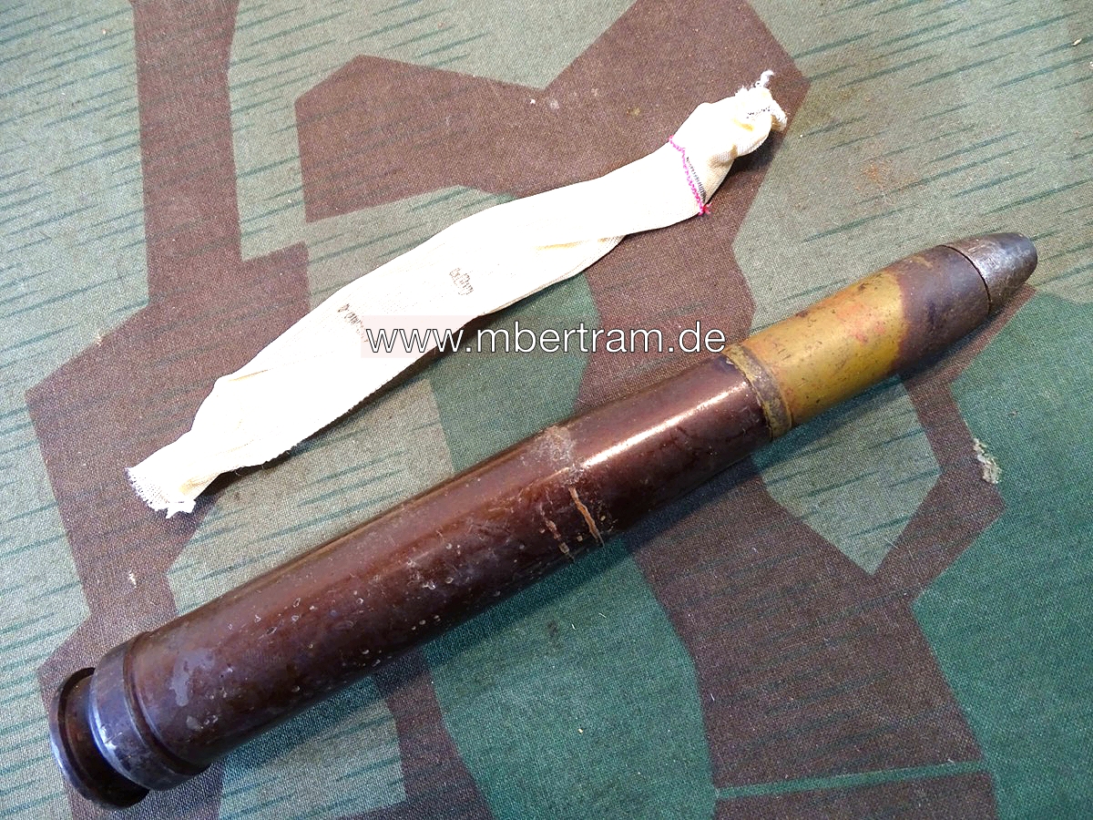 Deko-Patrone 2 cm Flak 38, Stahlhülse, Zünder, Ladungssäckchen , viel Farbe und Schrift