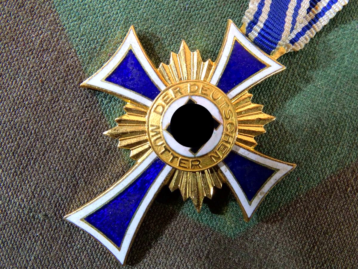 Ehrenkreuz der deutschen Mutter in Gold mit langem Bandabschnitt