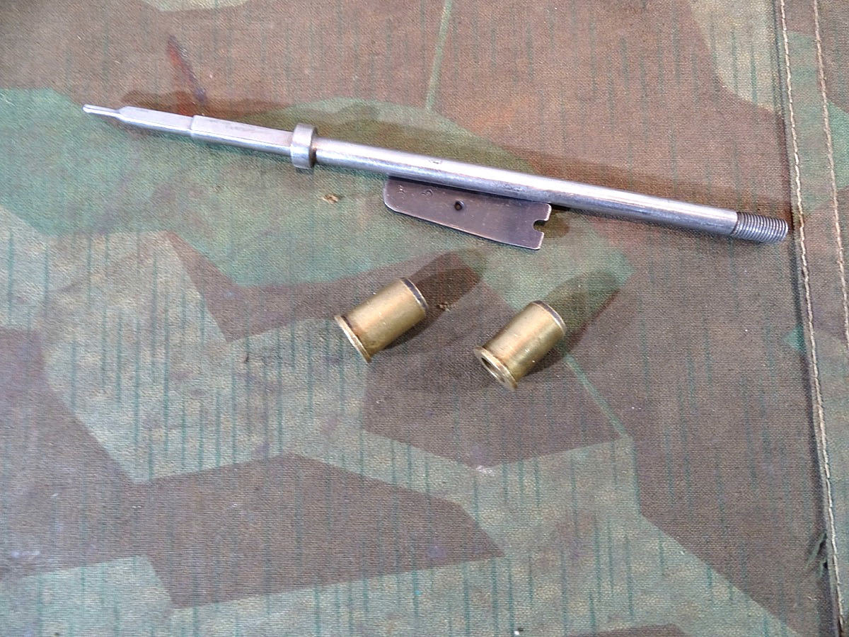2 Ladepatronen u. Schlagbolzen für 8 mm Platzpatronen für russischen Nagant Karabiner