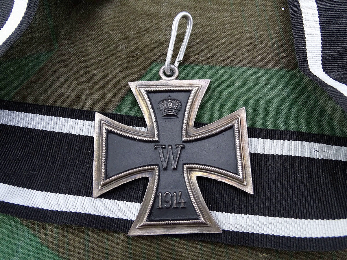 Replik: Großkreuz zum Eisernen Kreuz 1914, mit schöner dunkler Patina, Mit Bandabschnitt