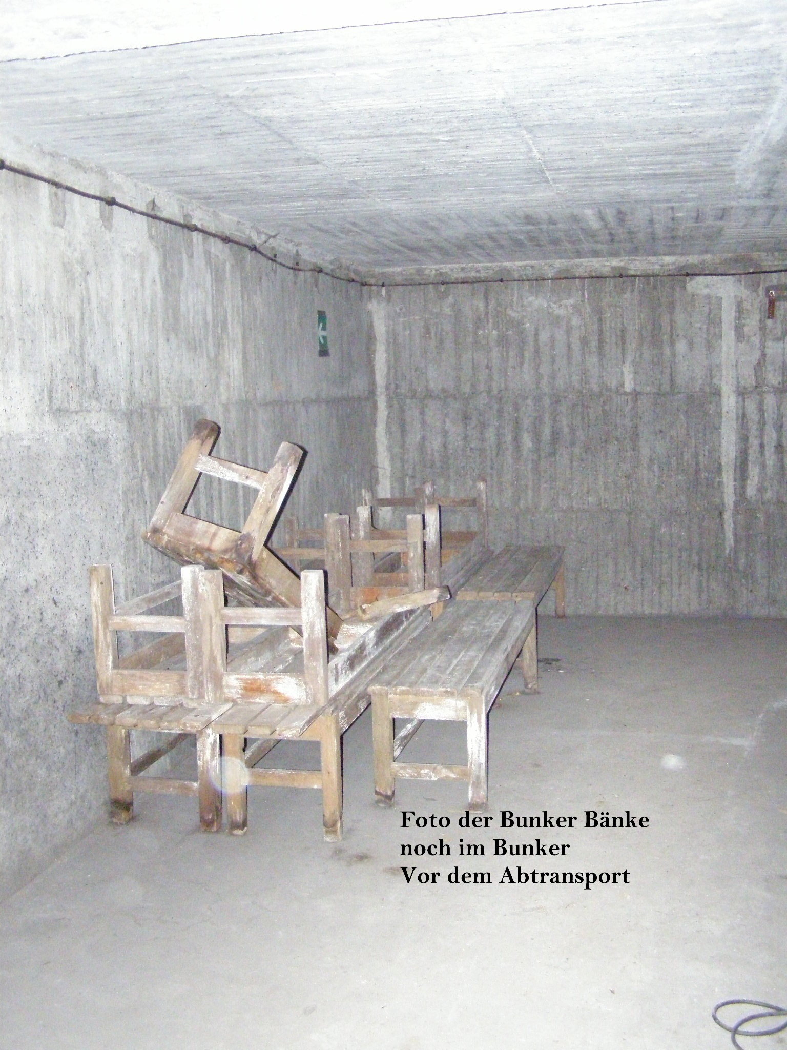 Bunker Holzbank f.ca. 5 Personen 1942. Länge 2,50m, Z.4-