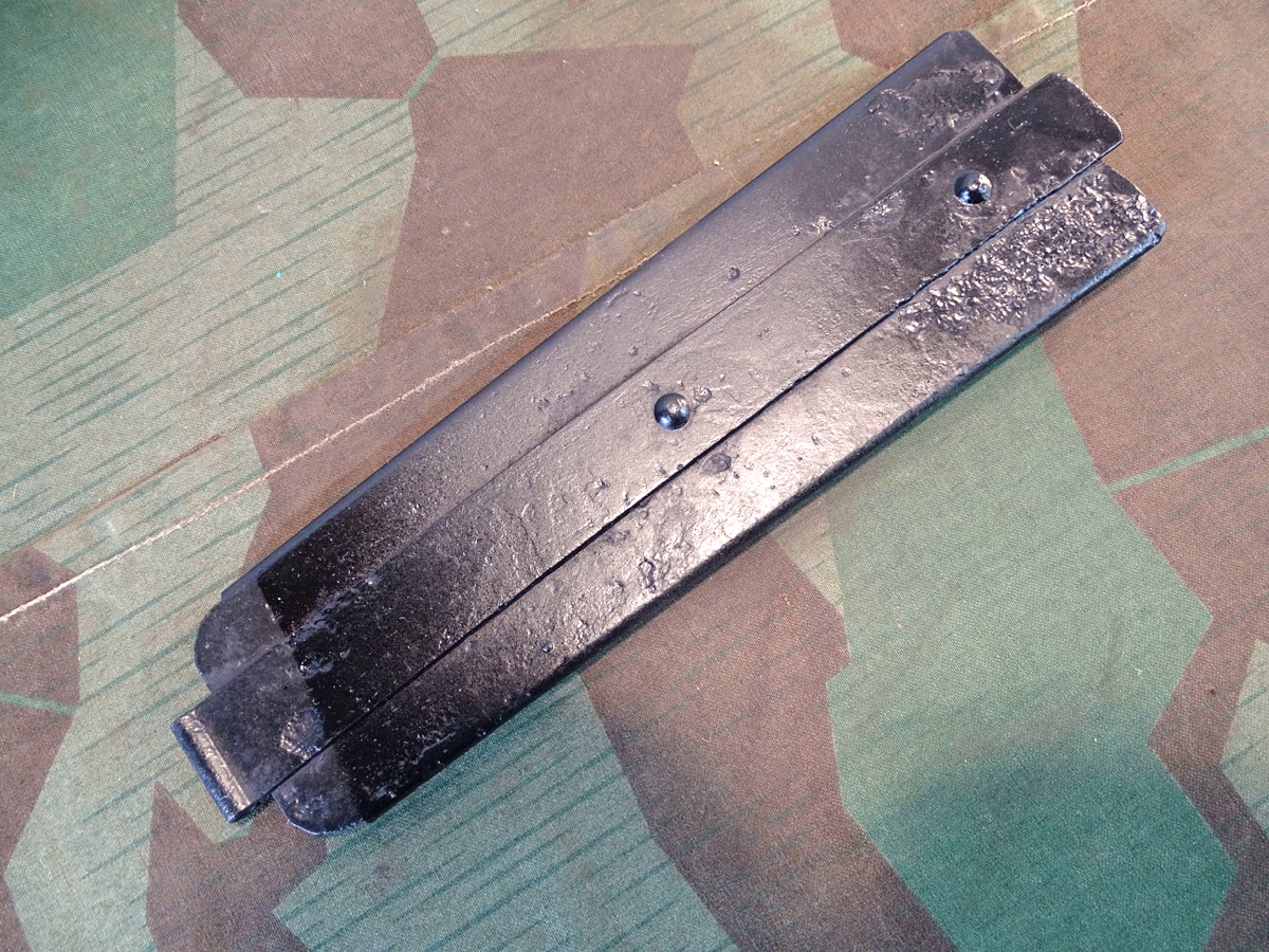 Bodendeckel für 2 cm Flak 38 Magazin, gereinigt, schwarz lackiert