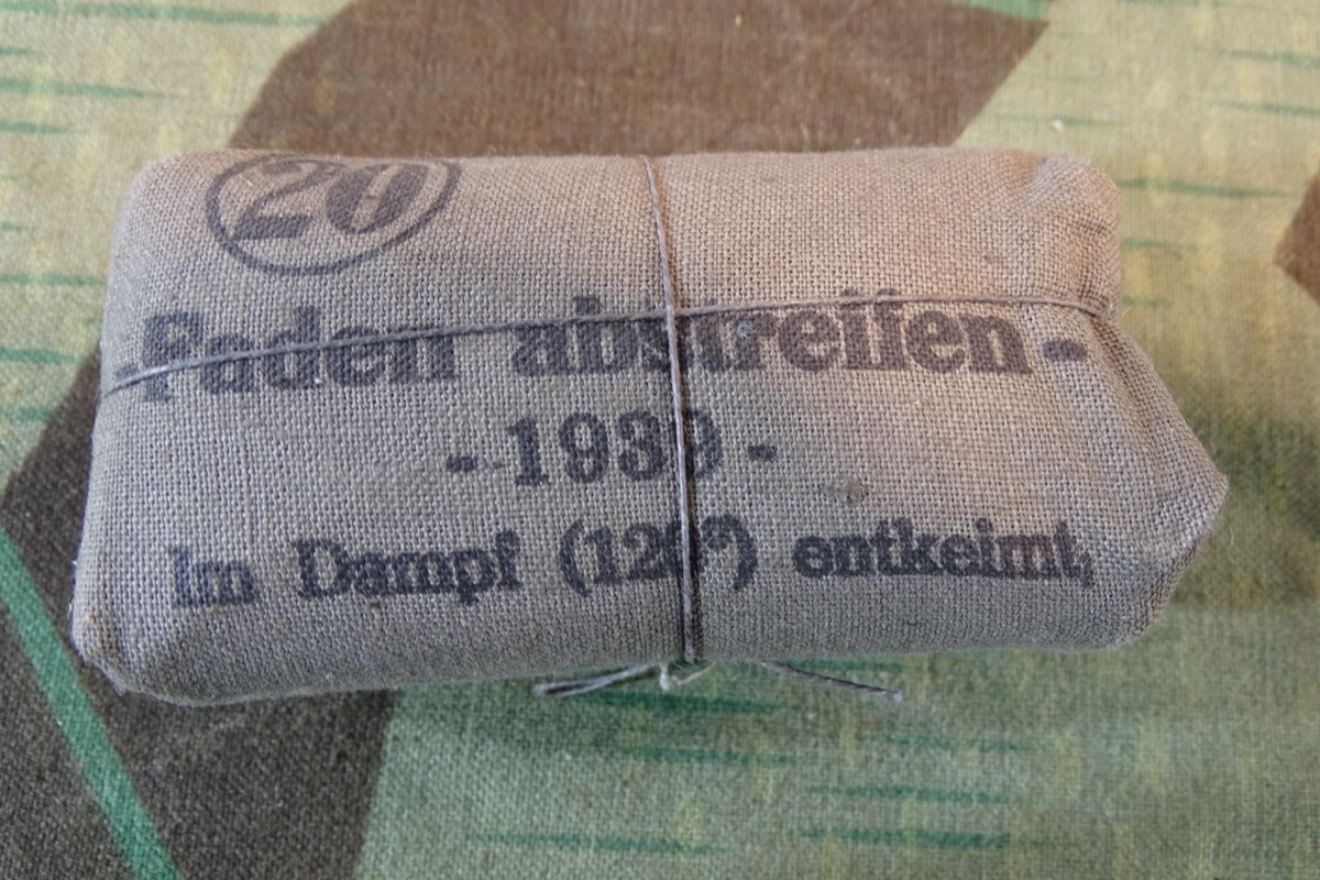 Kleines Verbandpäckchen der Wehrmacht, 1939, "Lohmann K.G., Fahr am Rhein"