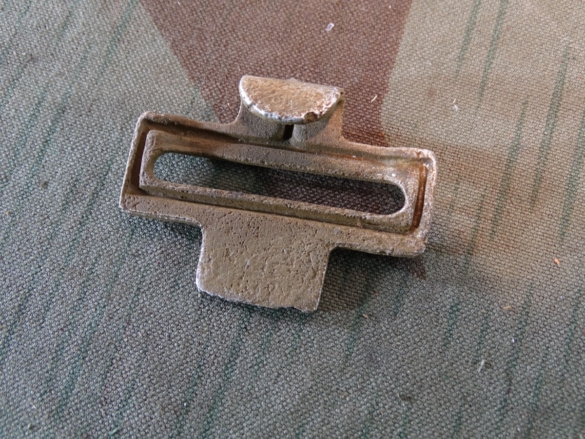 Wehrmacht, lehmgelber Gegenhaken/ Aluminiumgegenhalt für Lederkoppel , Hst: olc