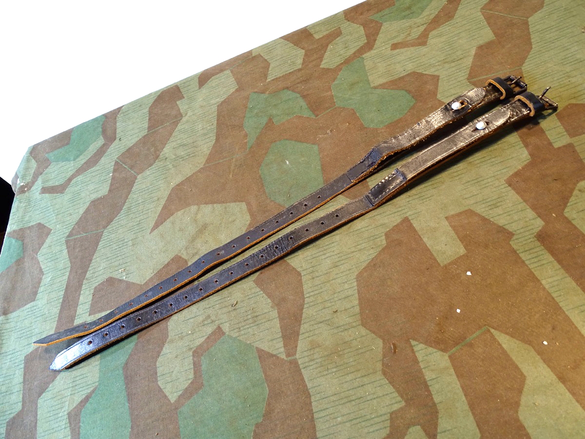 1 Pärchen schwarze Doppel Packriemen wie Wehrmacht, schön erhalten. 