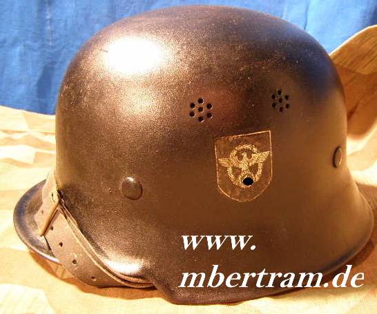 Feuerlöschpolizei, Feuerwehr Stahlhelm, 2 Originalabzeichen