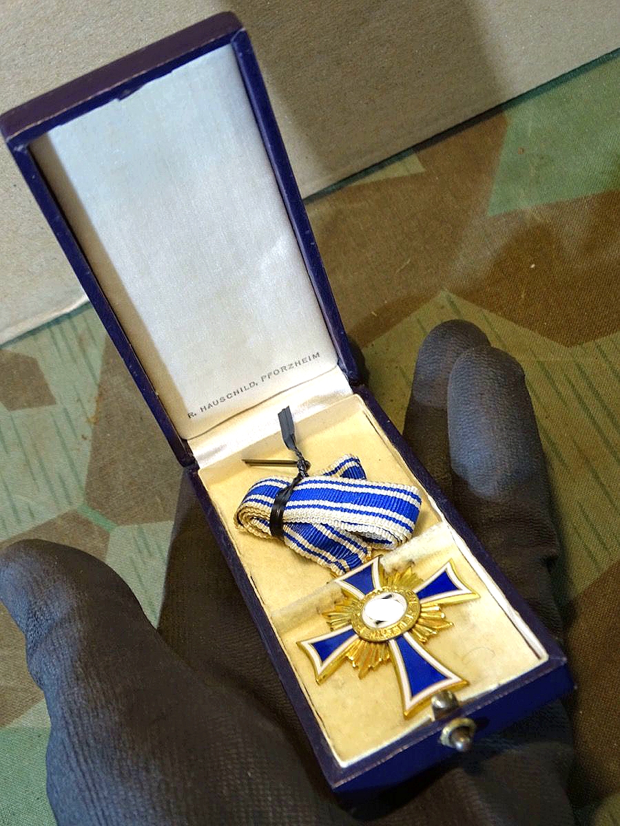 Ehrenkreuz der deutschen Mutter 1 Stufe in Gold, m. Etui, langes Band,  Hst.: R.Hauschild