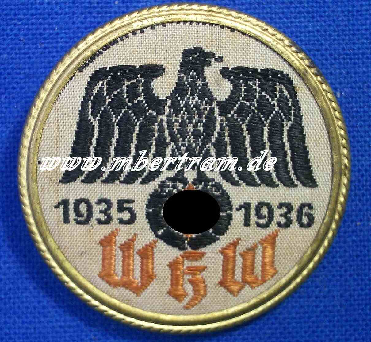Anstecker WHW 1935-1936, Metall mit gesticktem Emblem