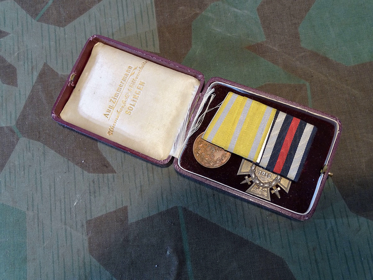 2er Ordensspange . Sachsen : Friedrich August Medaille und Ehrenkr. F. Frontkpf. in alter Schatulle