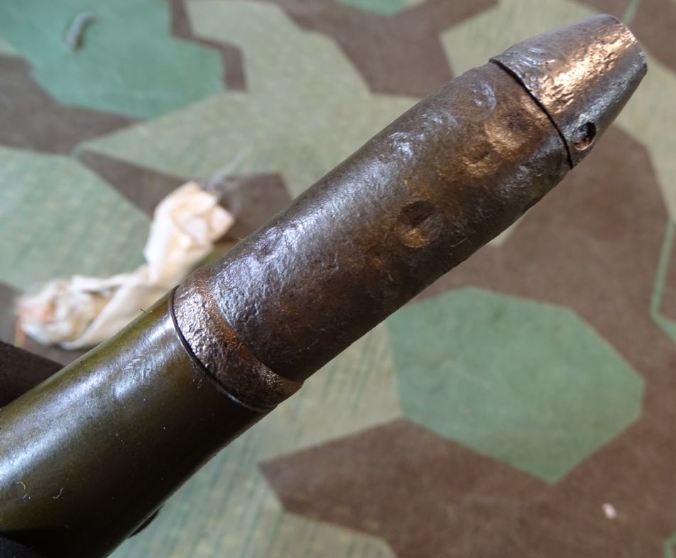 Deko-Patrone 2 cm Flak 38, lackierte Stahlhülse, Eisenzünder, Ladungssäckchen