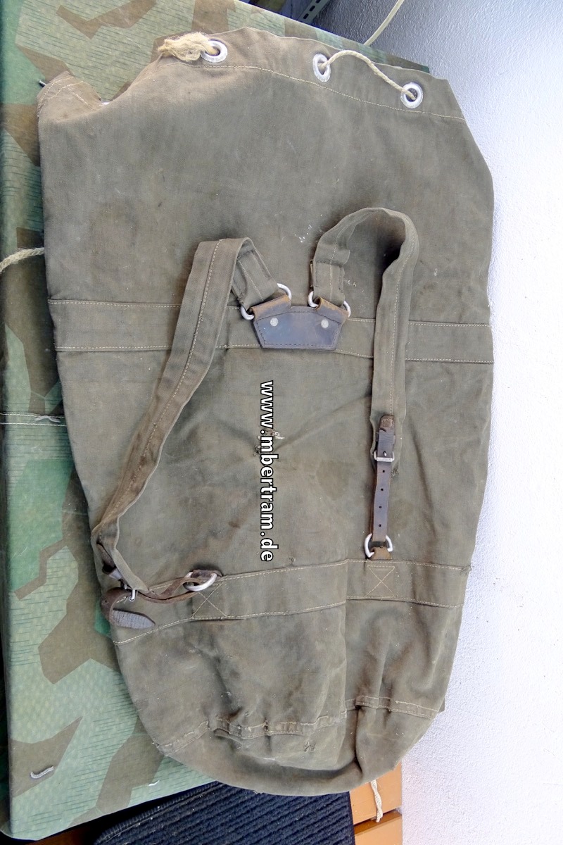 Kriegsmarine Seesack, grüner, grober Leinenstoff mit Lederbesatz. "BAK 1939"