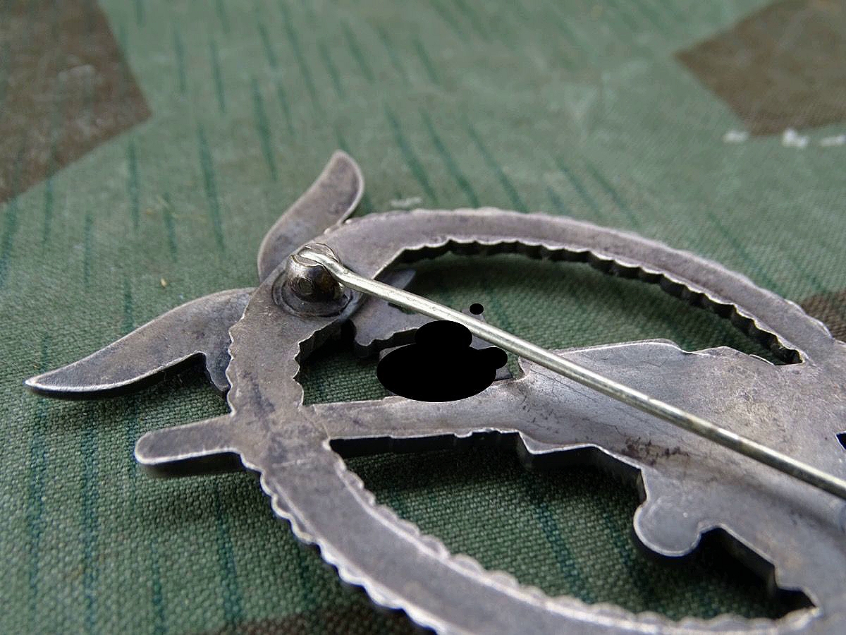 Flakkampfabzeichen der Luftwaffe Buntmetall, versilbert, getönt, mit Kugelkopf Scharnier Flakkampfabzeichen der Luftwaffe Buntmetall, versilbert, getönt, mit Kugelkopf Scharnier