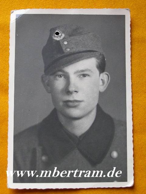 Portraitfoto Arbeitsdienstmann im Mantel mit Feldmütze