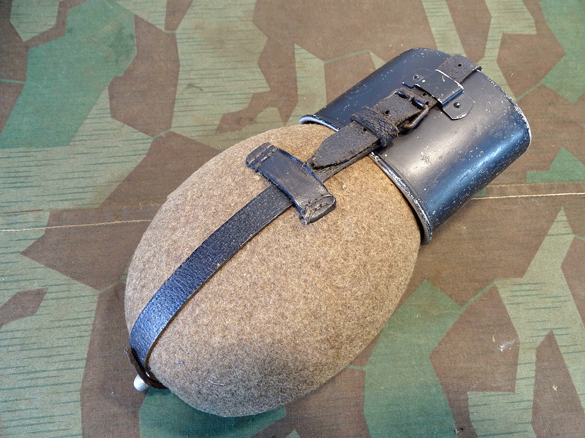 Wehrmacht, frühe Alu Feldflasche mit schwarzem Alu Trinkbecher , nrgl. " ESB 40" 