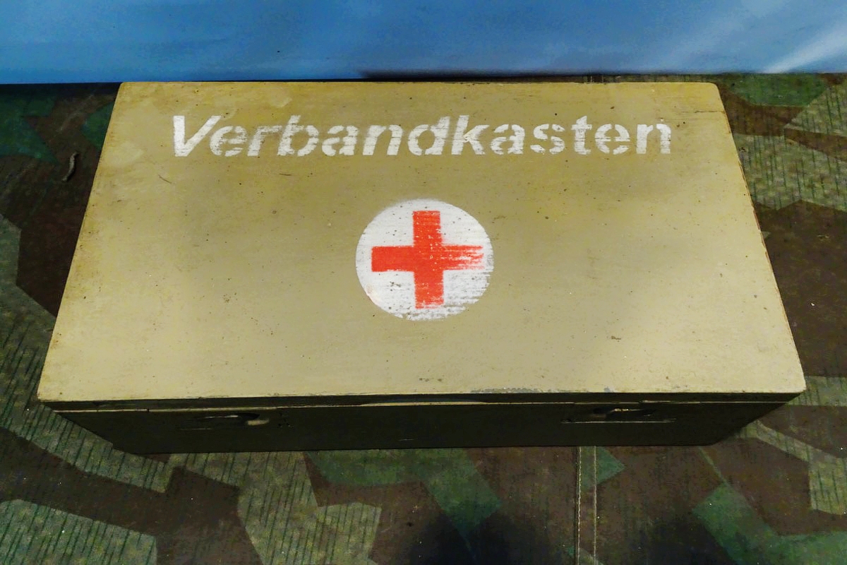 Wehrmacht KFZ Verbandkasten, Holz, sandgelb, mit Beschriftung, ohne Inhalt
