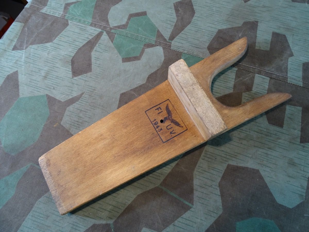 Stiefelknecht / Stiefel Auszieher Luftwaffe der Wehrmacht 1943, schöner Brand Stempel 