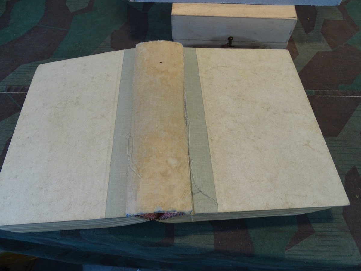 Gebundenes Buch mit Landser Sonderbänden und Ritterkreuzträger Bänden Gebundenes Buch mit Landser Sonderbänden und Ritterkreuzträger Bänden