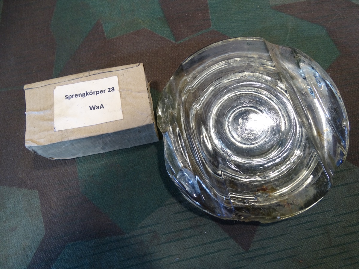 Dicke Glas Splitterscheibe mit Repro Sprengkörper 28 für Glasmine 43