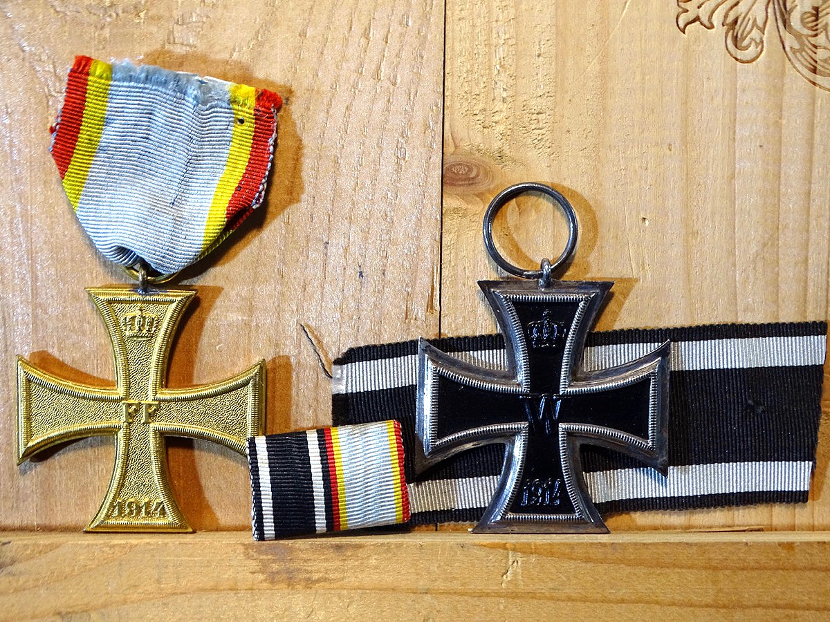 Zusammengehöriges Ordensset aus einem Nachlass: EK 2 1914, Kriegsverdienstkreuz Mecklenburg. Mit Bandspange. Zusammengehöriges Ordensset aus einem Nachlass: EK 2 1914, Kriegsverdienstkreuz Mecklenburg. Mit Bandspange.