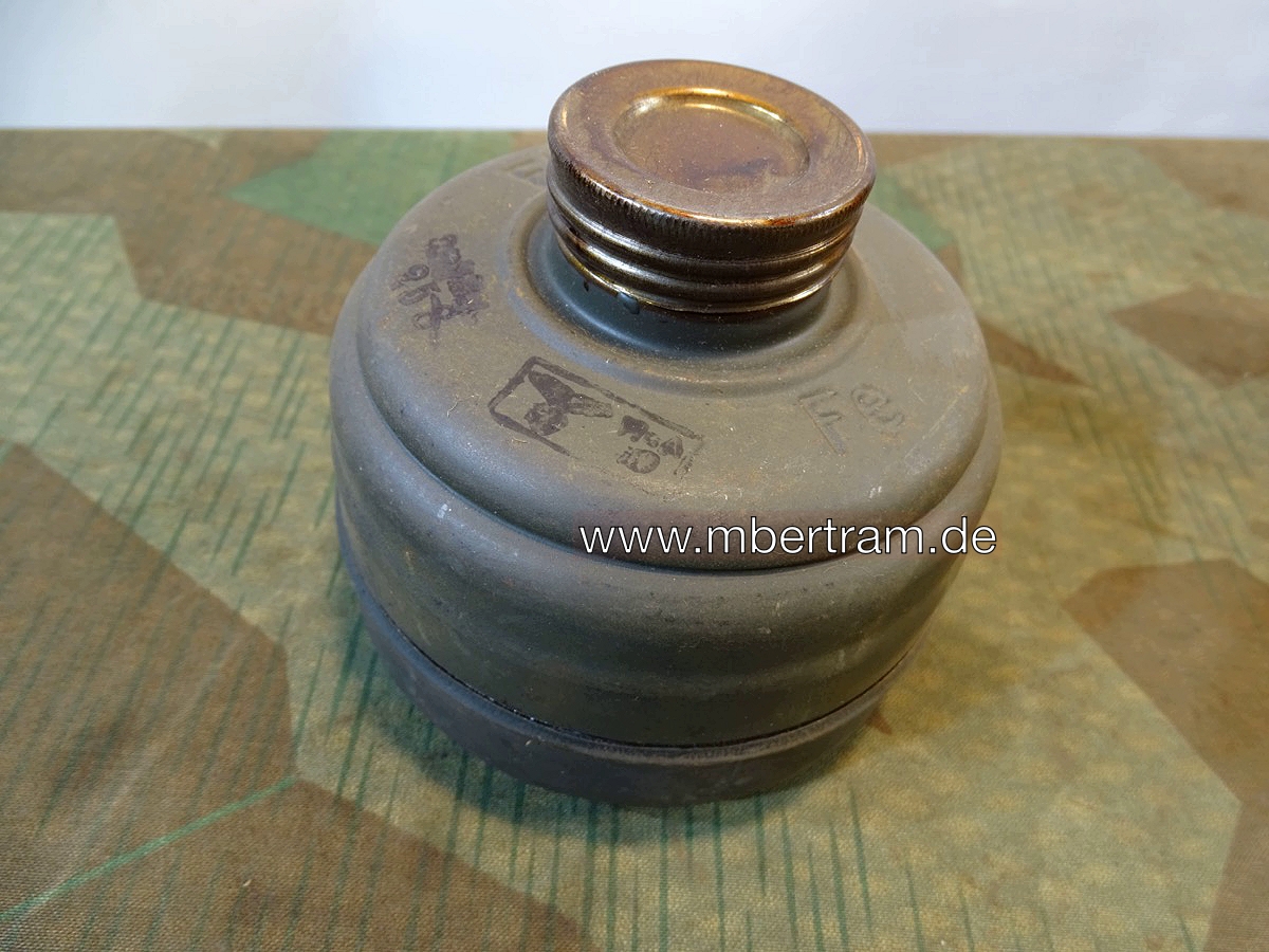 Wehrmachts Gasmasken Filter  FE 41 mit beiden Verschlusskappen, unbenutzt.