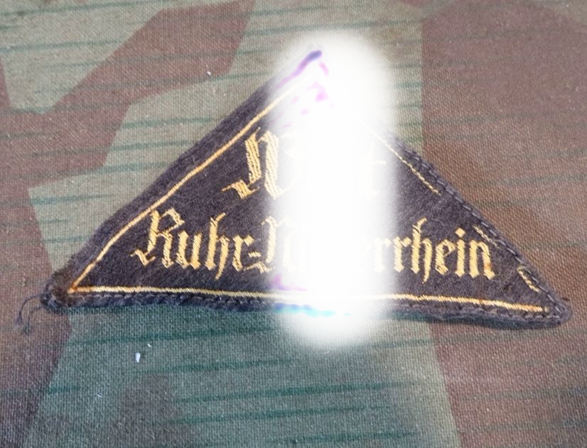 HJ Gebietsdreieck West-Ruhr / Niederrhein, getragenes Original, von der Uniform abgetrennt.  HJ Gebietsdreieck West-Ruhr / Niederrhein, getragenes Original, von der Uniform abgetrennt.