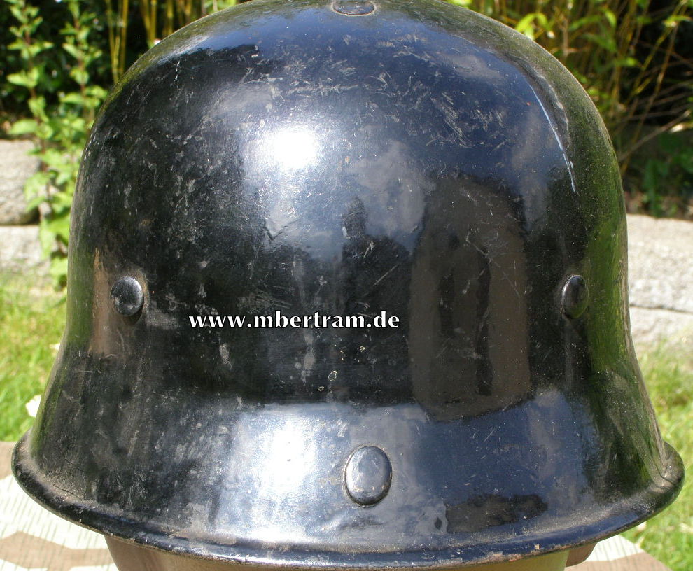 11356-4 Feuerlöschpolizei Stahlhelm, 2 Originalabzeichen, entnazt.