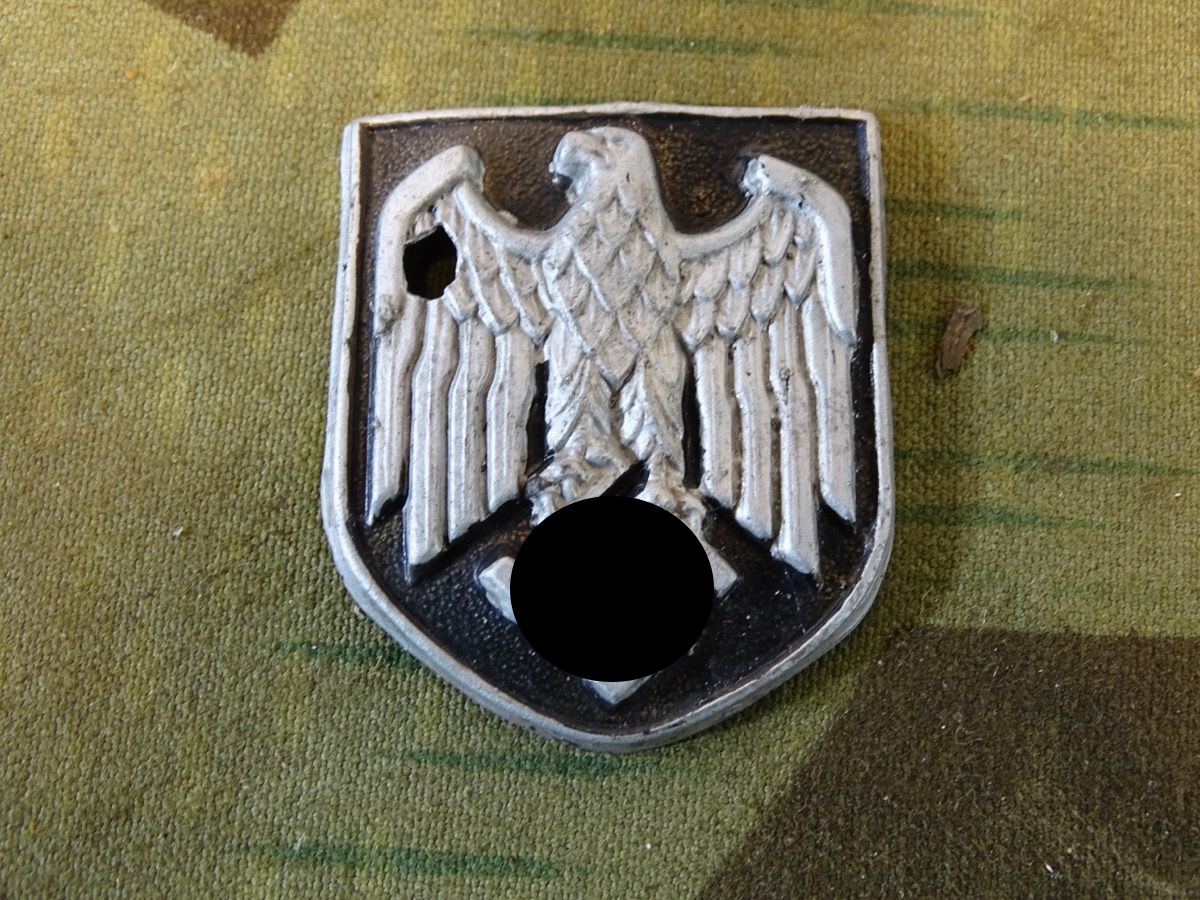 Adler Wappen für Wehrmachts Tropenhelm, frühes Stück, Buntmetall lackiert,  2 Splinte, Loch im Wappen