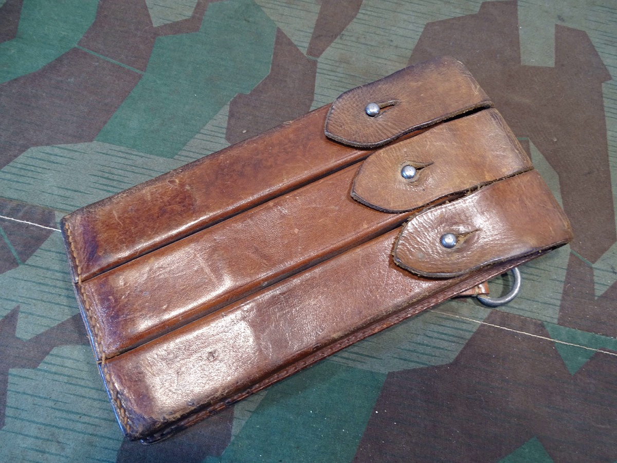 Magazintaschen für die MP 38/40, braunes Leder, mit Markierung "Stolla Wien"  Magazintaschen für die MP 38/40, braunes Leder, mit Markierung "Stolla Wien"
