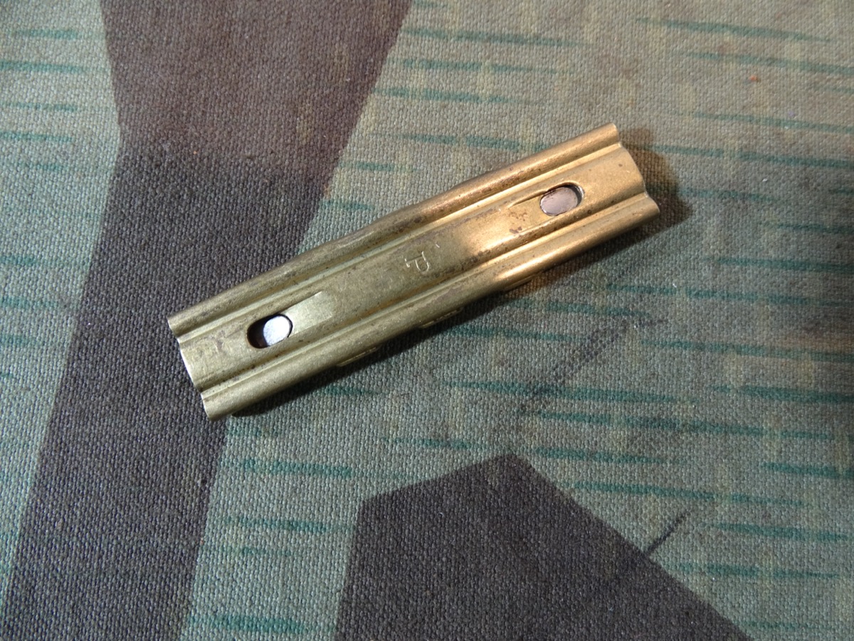 Früher Wehrmachts Ladestreifen für K 98 in Messing mit Herstellerkennung "P" (Polte) Früher Wehrmachts Ladestreifen für K 98 in Messing mit Herstellerkennung "P" (Polte)