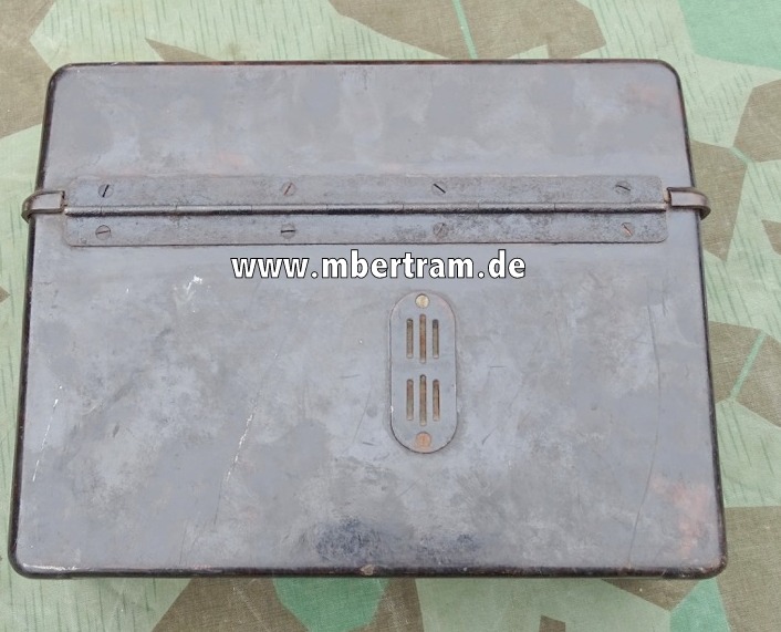 11603-13 Wehrmachts Feldtelefon, mit Hörer und Kurbel, alles Baujahr 1942.