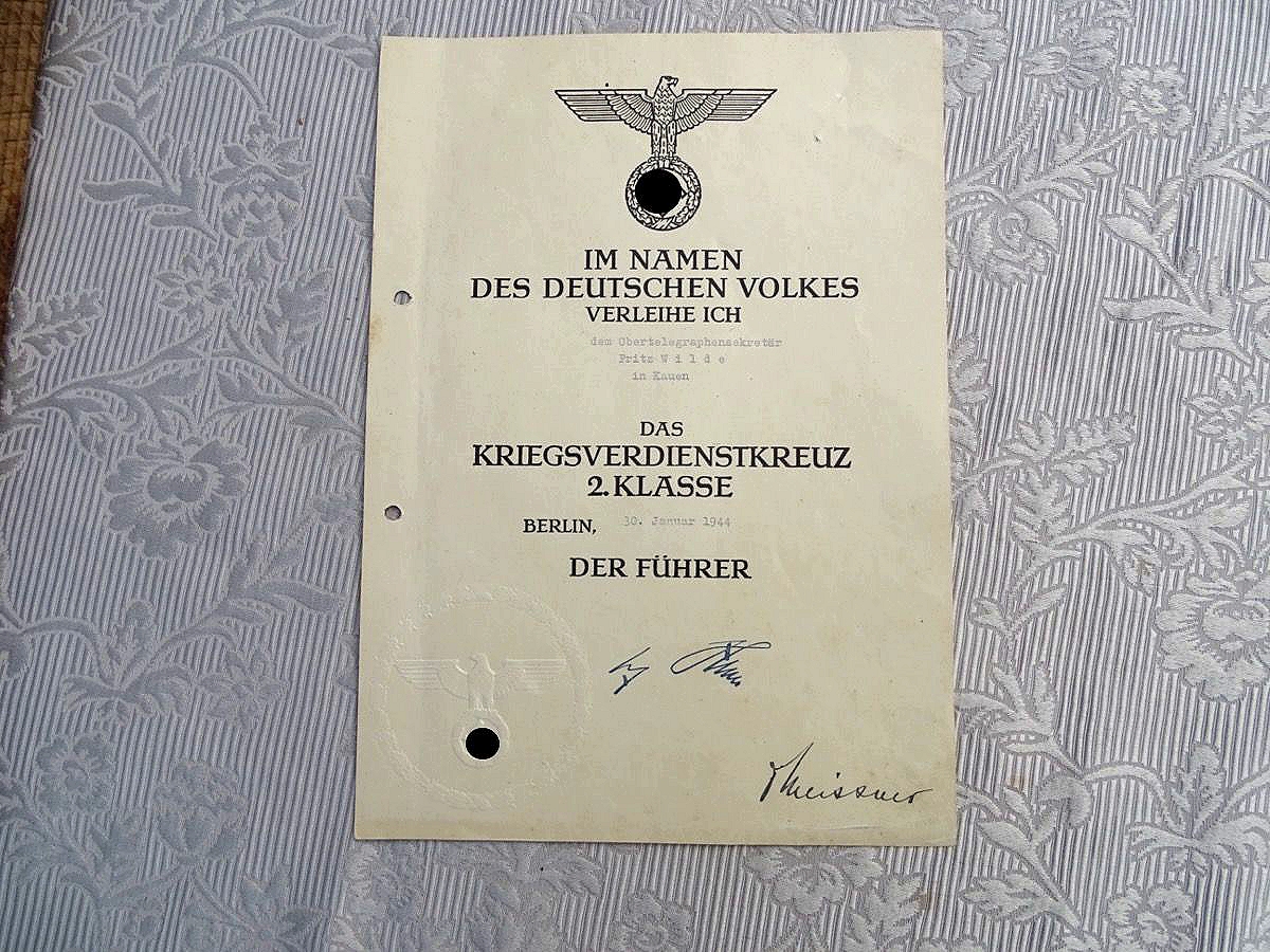 Din A4 Urkunde für das Kriegsverdienstkreuz 2. Klasse ohne Schwerter, von 01.1944, an Obertelegraphensekretär W.