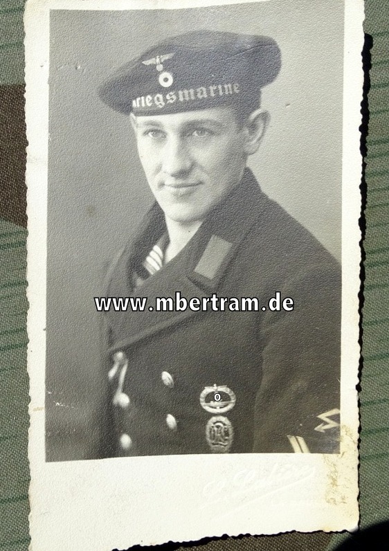 Portraitfoto Kriegsmarine U-Boot Funk Obergefreiter, U-Boot Abz, DRL Sportabz.
