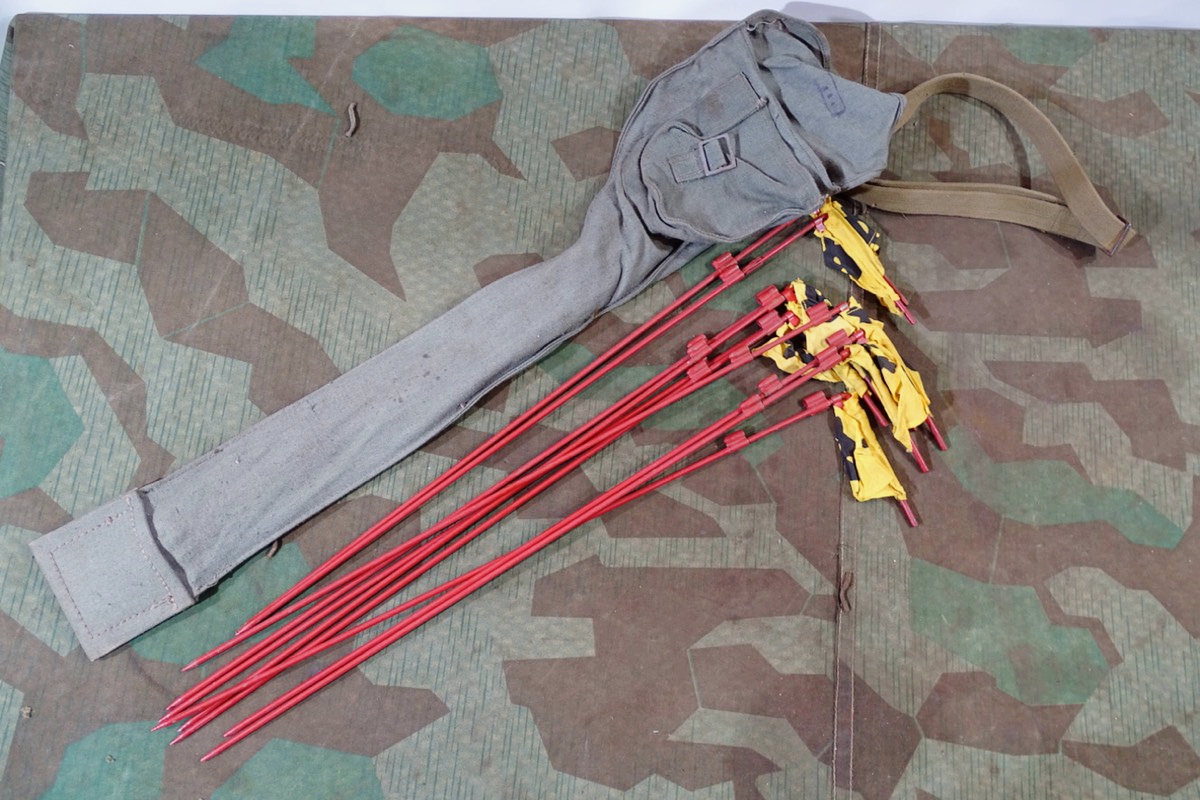 10 Wehrmacht Pionier Minenfähnchen in feldgrauer Leinentasche
