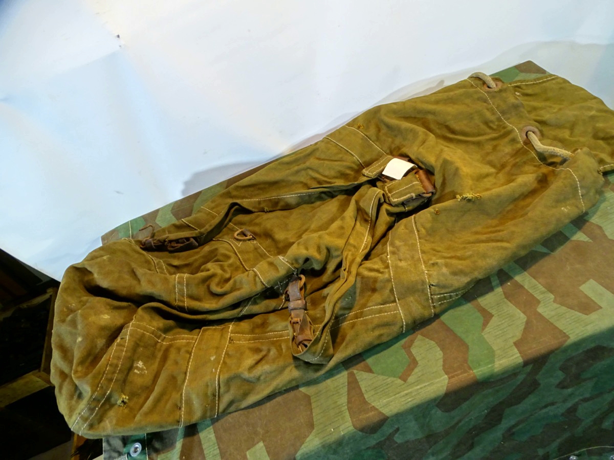 Kriegsmarine Seesack, grüner, grober Leinenstoff um 1944 mit Lederbesatz. 