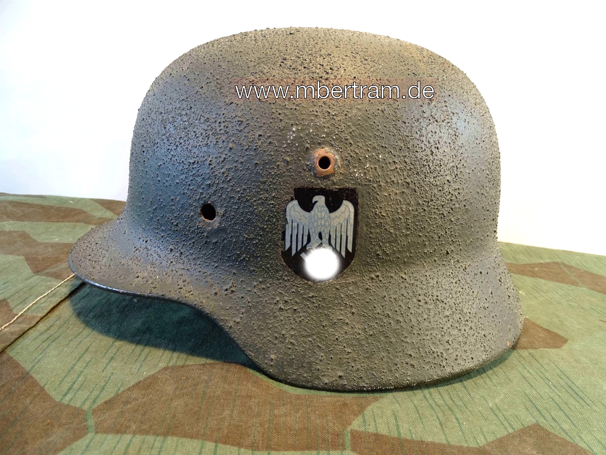 Stahlhelm Wehrmacht M 35 oder M 40, Farbe und Wappen erneuert.-