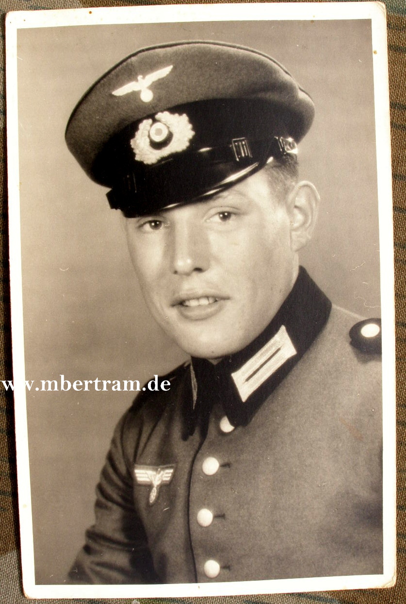 Schütze Heer in Waffenrock mit Schirmmütze.