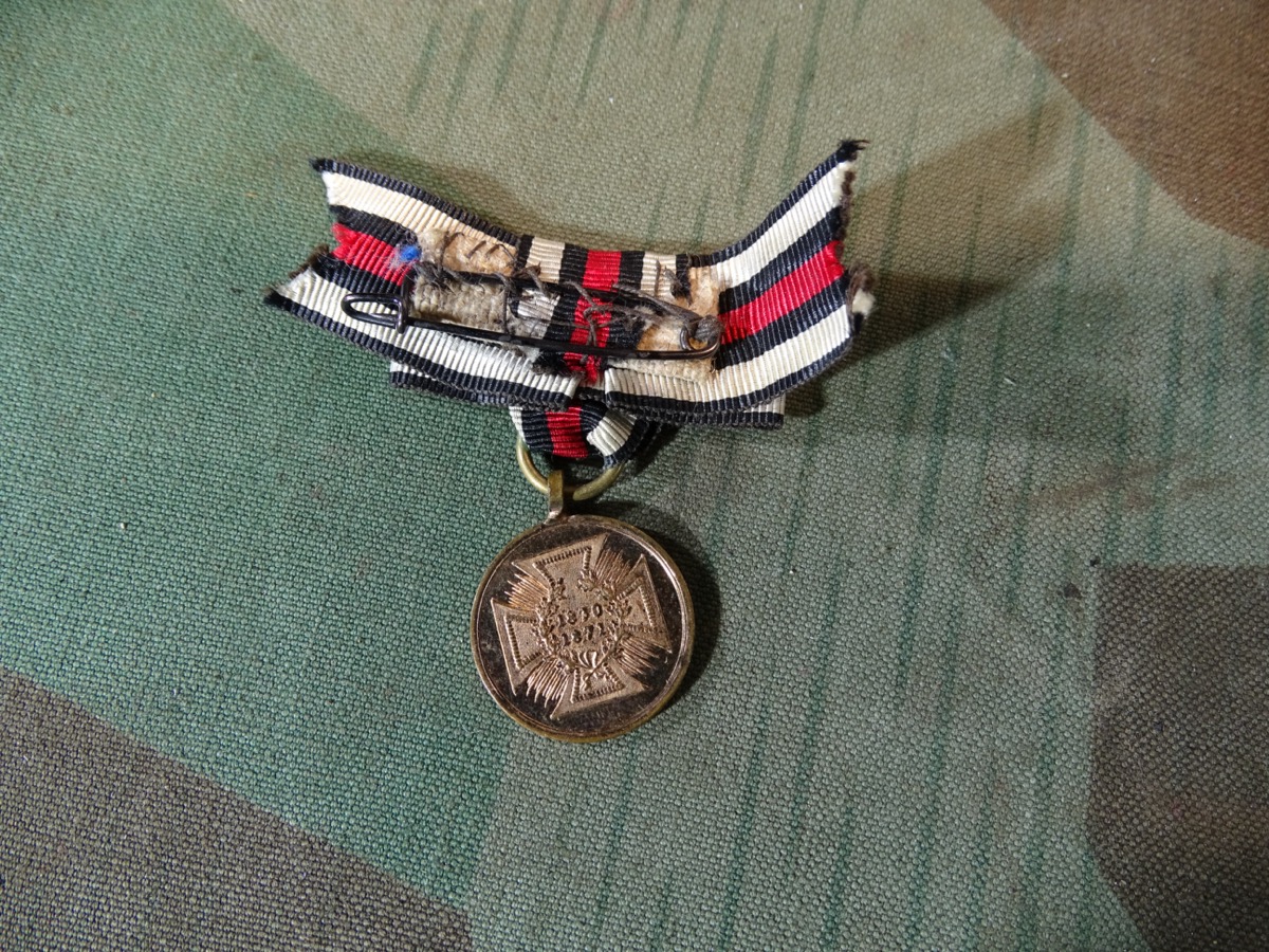 19mm Miniatur Kriegsdenkmünze 1870/71, Buntmetall mit Bandschleife