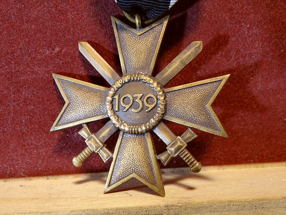 Kriegsverdienstkreuz 1939 mit Schwertern, Buntmetall, o. Hst. Mit Bandabschnitt