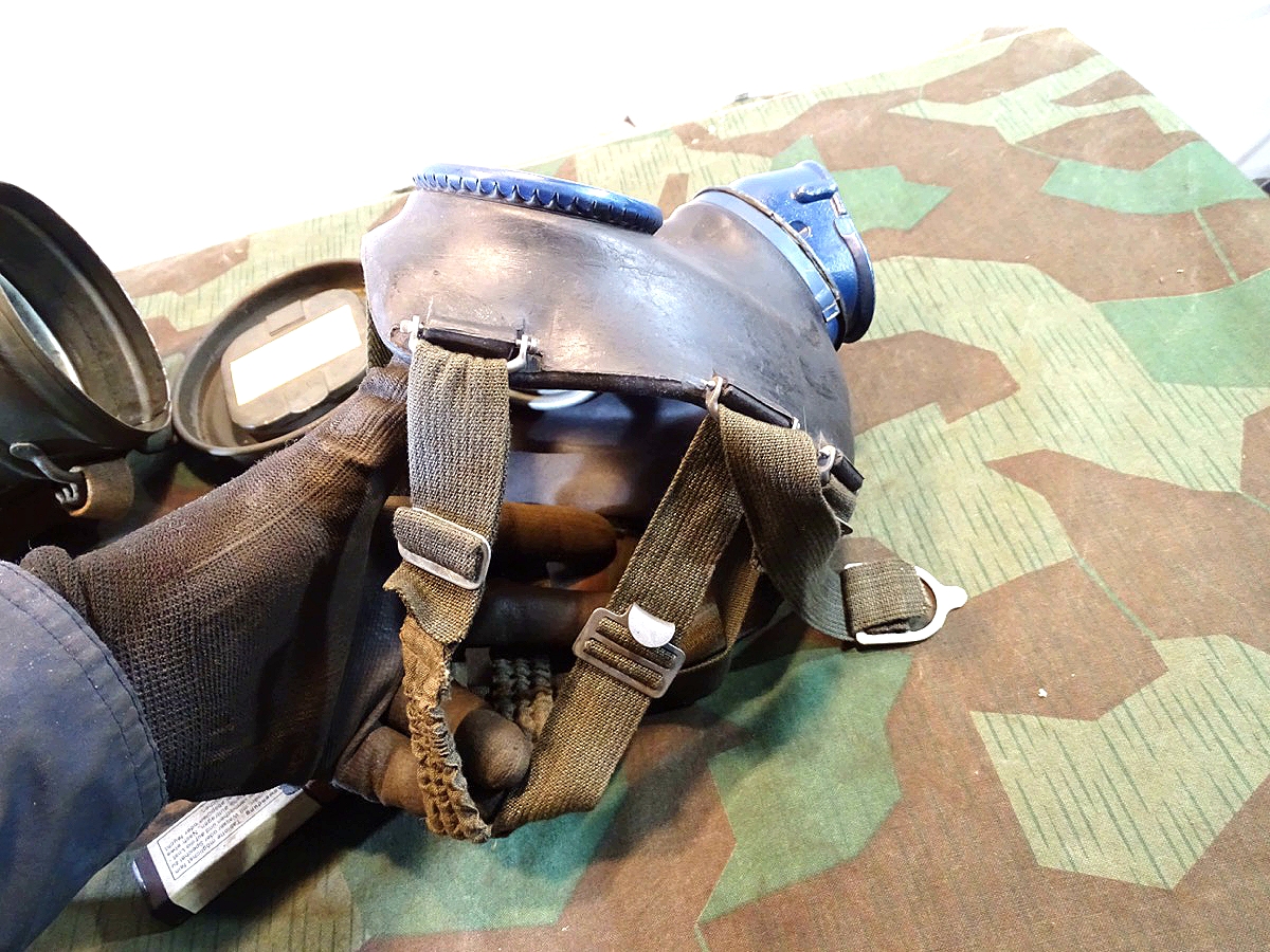 20925-2 Gasmaske mit Dose M 38 und Filter FE 41, (unbenutzt) und Losantin, alles 1944