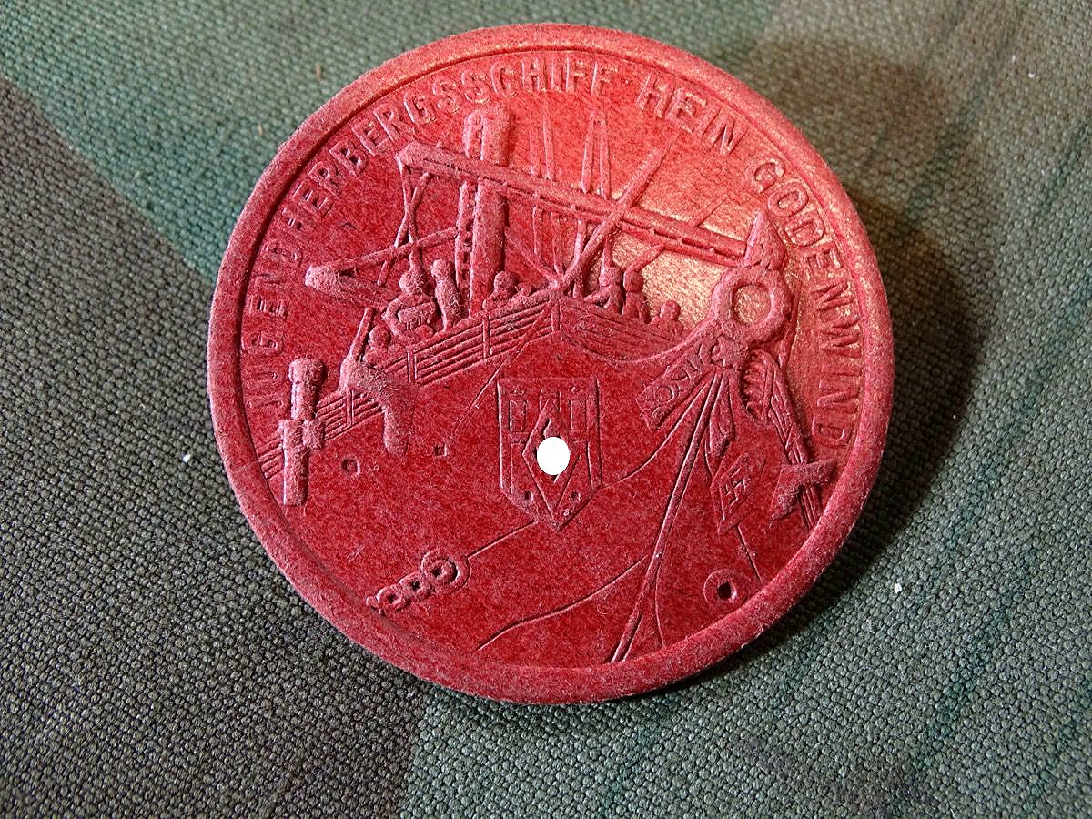 Geprägtes Presspappe Abzeichen / Treffabzeichen:  Jugendherrbergsschiff Hein Godewind mit HJ Abz./HK