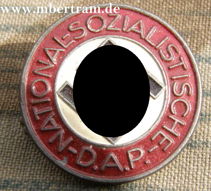 Spätes, seltenes NSDAP Mitgliedsabzeichen, lackierte Ausführung RZM M1/105, Aurich