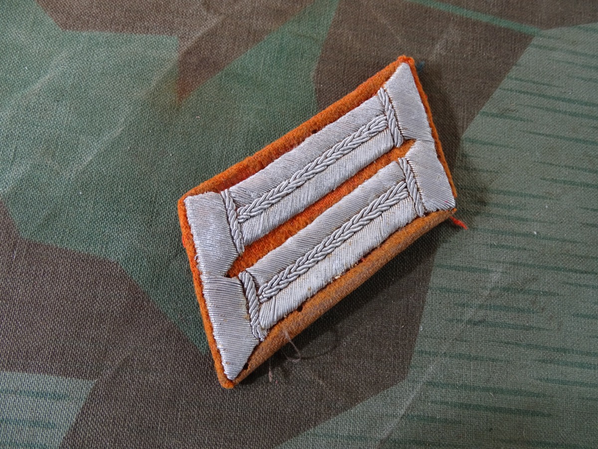 Kragenspiegel Offizier der Feldgendarmerie, Waffenfarbe orange, getragen