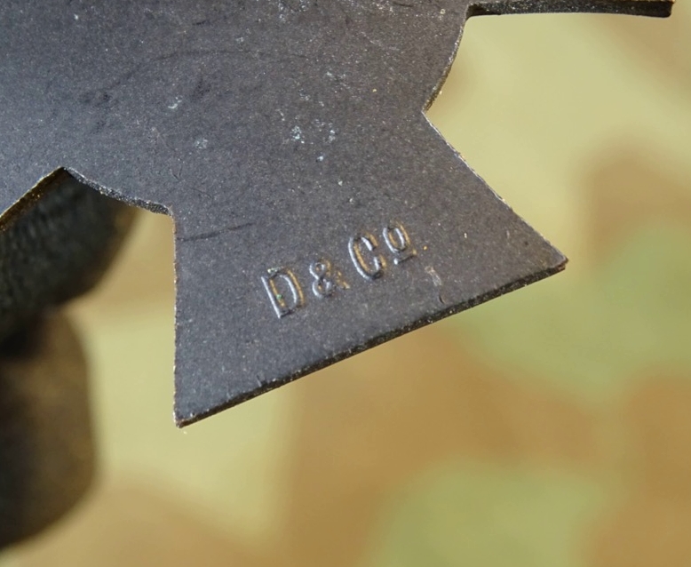 Ehrenkreuz für Witwen und Waisen 1914-18 - …Hst.: D&Co, Eisen geschwärzt, am Band