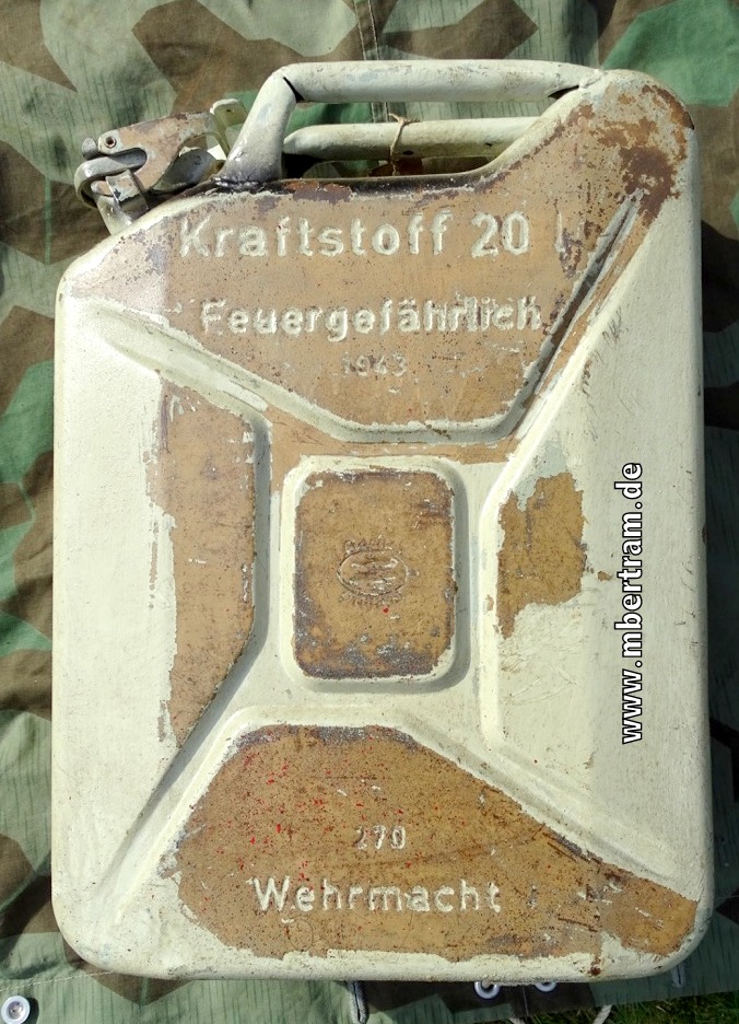 WH / KM Benzin Kanister," Kraftstoff Feuergefährlich ,1943, Wehrmacht." , grau, darunter Lehmgelb