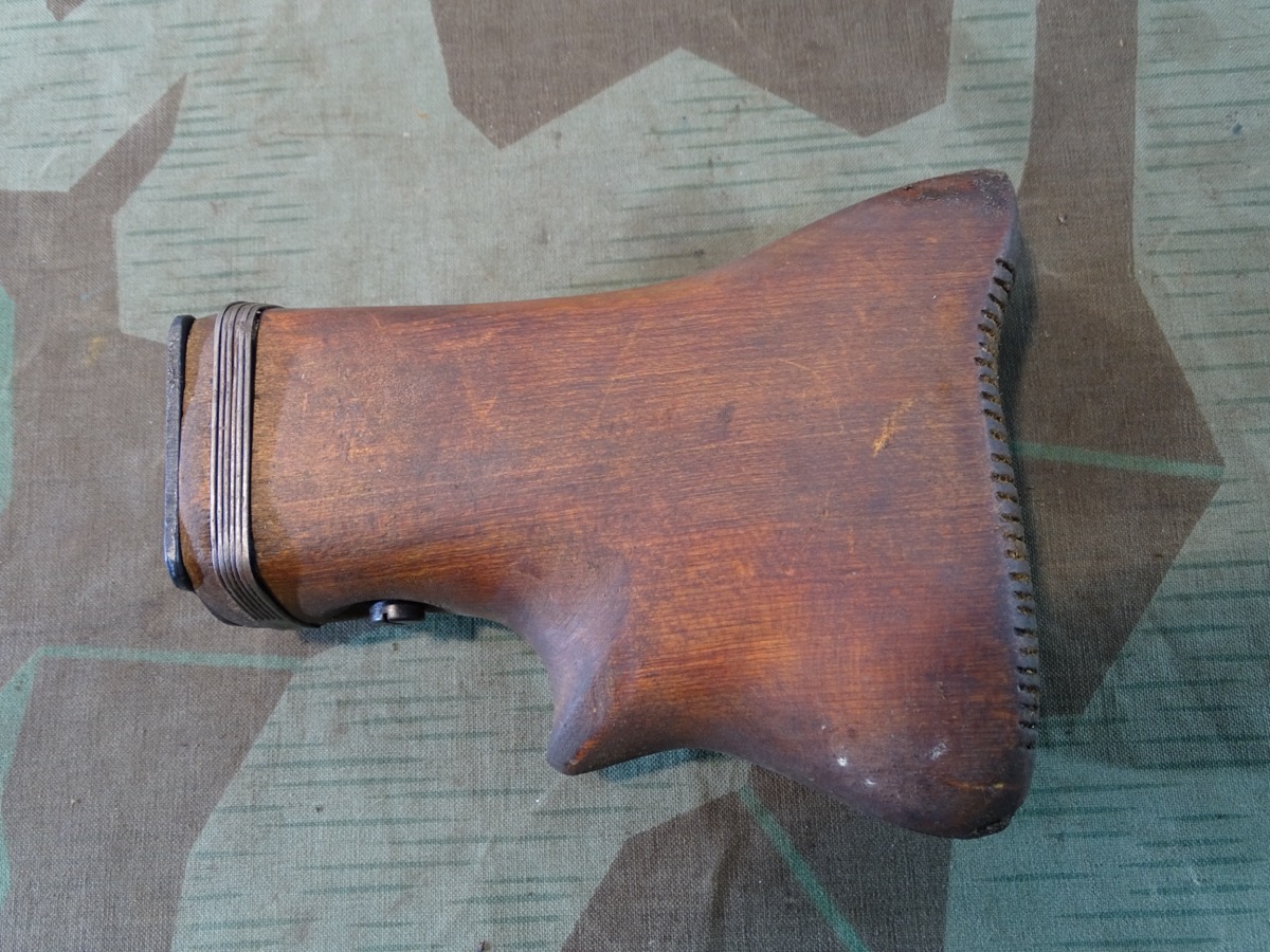MG 42/53 Holzkolben mit Innenteilen. Optisch wie MG 42, deutlich gebraucht. 
