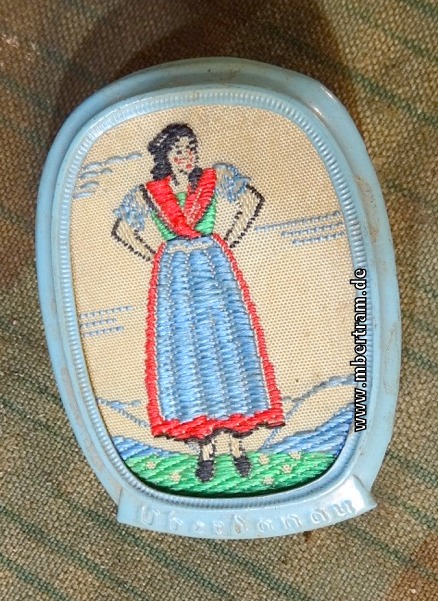 WHW - 6. WHW 1938 , " Trachten der Ostmark ", "Frau Oberdonau",  gewebt, Metallrahmen