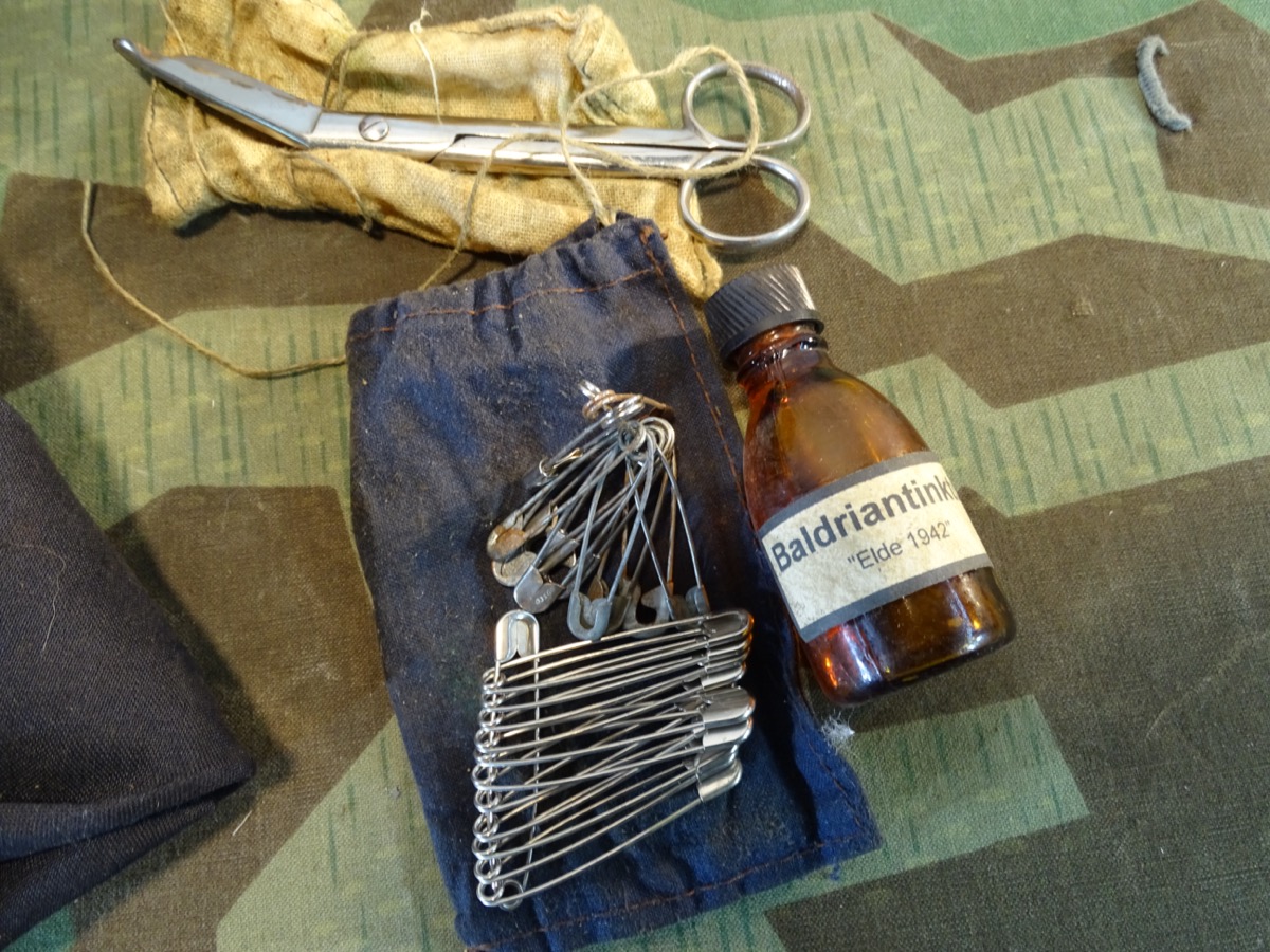 Luftschutz Sanitätstasche mit Befüllung, getragenes Original, Hst.: Gebr. Reinhardt, Melsungen 1939 Luftschutz Sanitätstasche mit Befüllung, getragenes Original, Hst.: Gebr. Reinhardt, Melsungen 1939