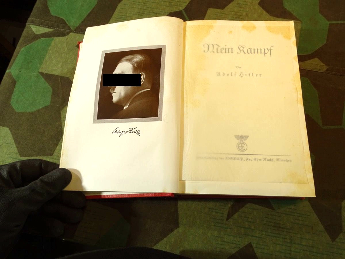 Sehr seltener Mein Kampf als Jubiläumsausgabe in rotem Leinen. Sehr seltener Mein Kampf als Jubiläumsausgabe in rotem Leinen.