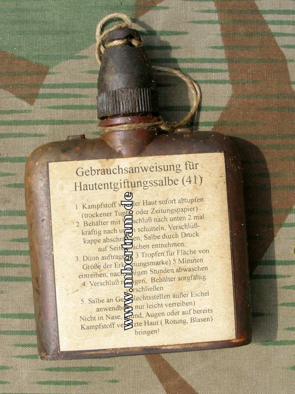 WH Gas-Hautentgiftungssalbe 41 braunes Bakelit. Fläschchen, Originalbefüllt