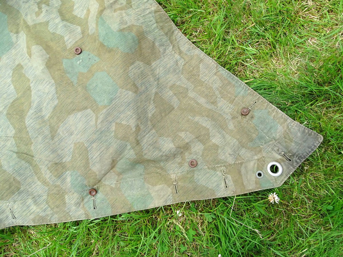 Dreieckszeltbahn Wehrmacht, bräunliches Tarnmuster, Bakelit Knöpfe um 1944, 2 Riemen (4) Dreieckszeltbahn Wehrmacht, bräunliches Tarnmuster, Bakelit Knöpfe um 1944, 2 Riemen (4)